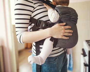 Comment bien attacher la ceinture porte bébé ?